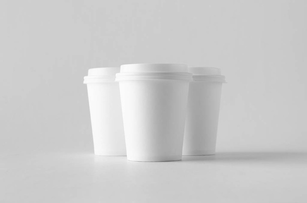 8 oz. white coffee paper cup mock-up with lid. - Zdjęcie, obraz