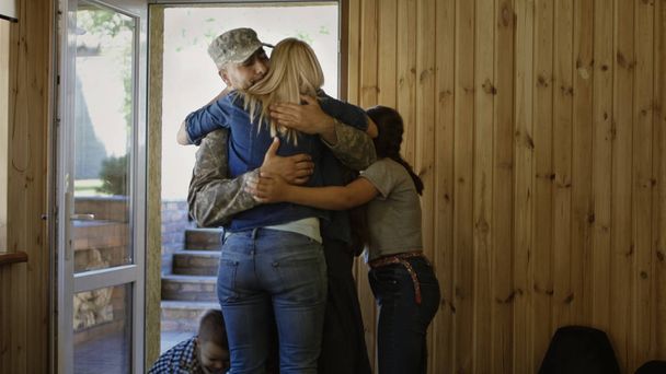 Asker eve mutlu aile ile girme - Fotoğraf, Görsel