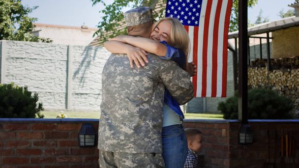 自宅に戻って家族会議の兵士を愛する - 写真・画像