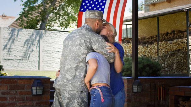Izgatott családi találkozó katona otthon - Fotó, kép