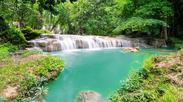 thawan waterfall beautiful gibt es das ganze Jahr über Wasser. Das Wasser ist smaragdgrün. befindet sich im Doi Phu Nang Nationalpark, Phayao, Thailand. Naturlandschaft Wasserfall - Foto, Bild