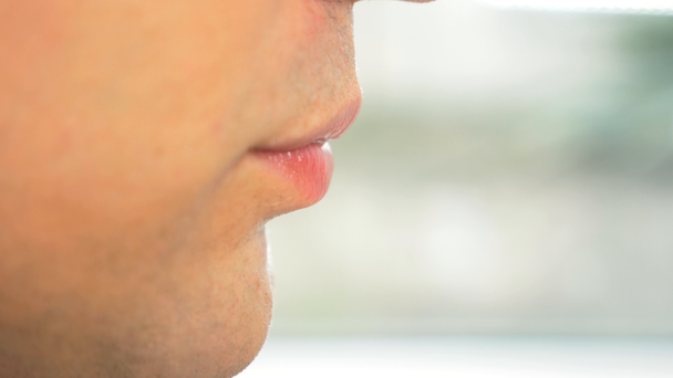 közelről. férfi ajkak profil. az ember eszik pálcika, 4k, lassú mozgás. - Felvétel, videó