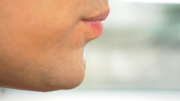 Nahaufnahme. männliche Lippen im Profil. Ein Mann isst eine Gabel mit frischem Salat aus Gurken und Tomaten mit Kräutern. 4k, Zeitlupe. - Filmmaterial, Video