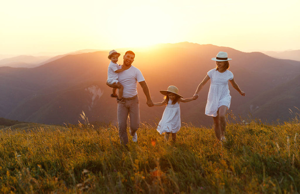 幸せな家族: 母、父、子供息子と娘 sunse の自然の - 写真・画像