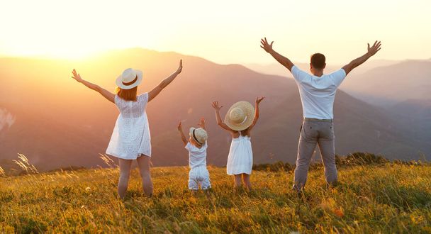 glückliche Familie: Mutter, Vater, Kinder Sohn und Tochter in der Sonne - Foto, Bild