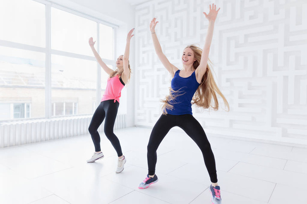 Jeunes femmes exécutant une danse fitness
 - Photo, image