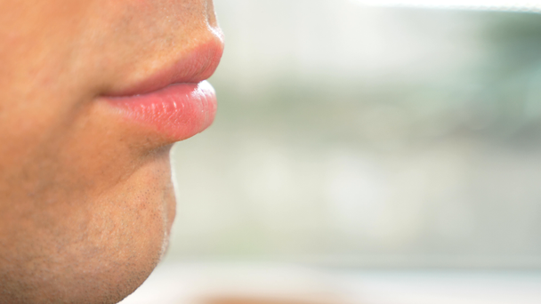 Nahaufnahme. männliche Lippen im Profil. Menschen essen Oliven. 4k, Zeitlupe. - Filmmaterial, Video