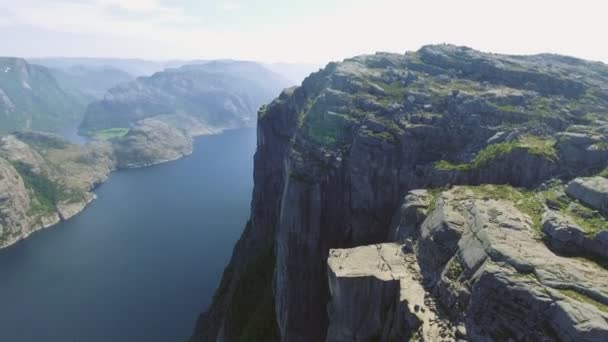 Pulpit Rock en Lysefjorden en Noruega. La atracción turística más famosa de Ryfylke, torres de un impresionante 604 metros sobre el Lysefjord. Vista aérea
. - Metraje, vídeo