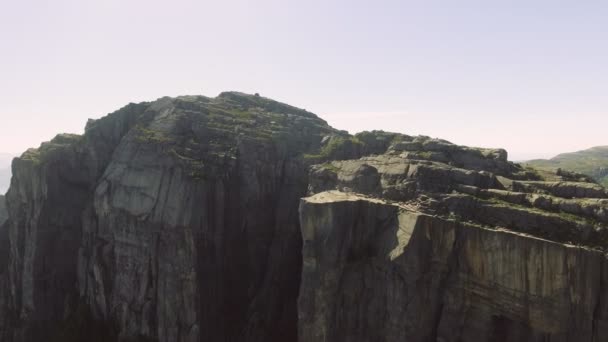 Відео відвідайте Pulpit скелі на Люсе-фіорд в Норвегії. Пташиного польоту. - Кадри, відео