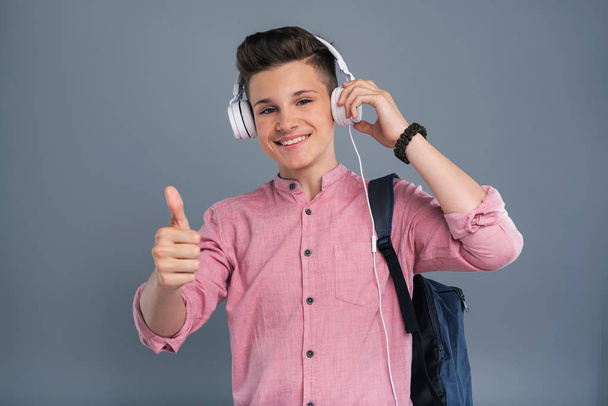 Веселый подросток наслаждается музыкой.
 - Фото, изображение