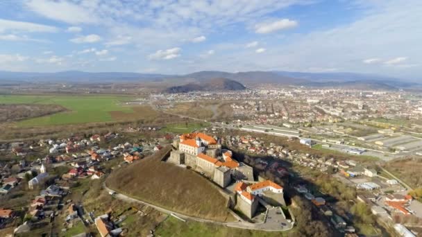 Bela vista aérea panorâmica para o Castelo de Palanok durante o dia e para a cidade de Mukachevo
 - Filmagem, Vídeo