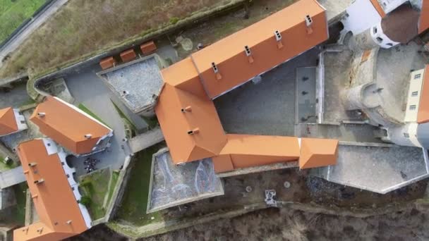 schöne panoramische Luftaufnahme der Burg Palanok bei Tag und der Stadt Mukatschewo - Filmmaterial, Video