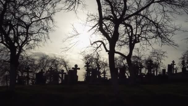 Halloween tła. Stary cmentarz z dawnych krzyże o zachodzie słońca - Materiał filmowy, wideo