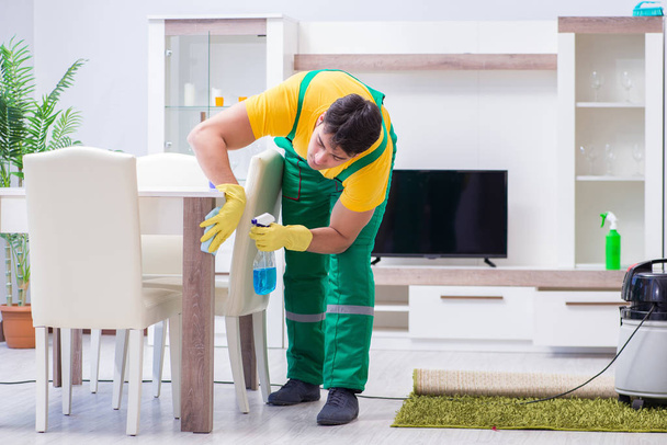 Imprenditore di pulizia professionale che lavora a casa - Foto, immagini