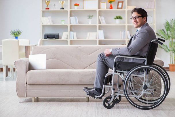 Dsabled επιχειρηματίας σε αναπηρική καρέκλα που εργάζονται στο σπίτι - Φωτογραφία, εικόνα