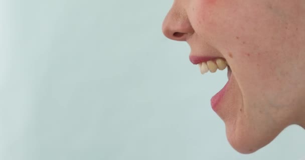 Primer plano de la mujer sonríe y ríe con la boca abierta
 - Metraje, vídeo