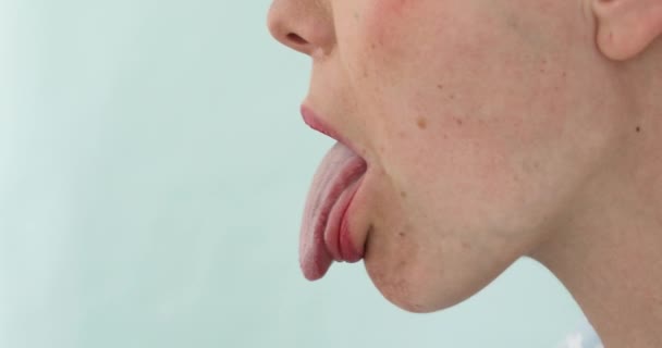 Close up de mulher mostrando vista lateral da língua
 - Filmagem, Vídeo