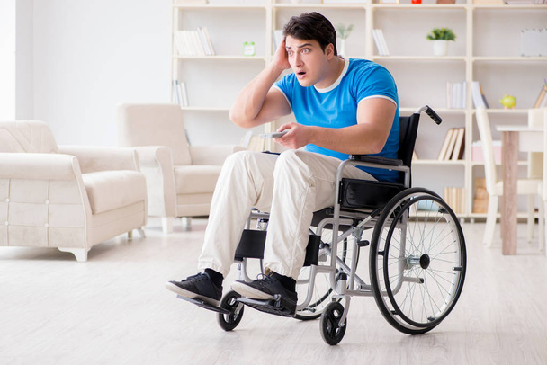 Zdravotně postižený muž sleduje sport v televizi - Fotografie, Obrázek