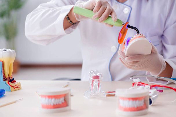 Женщина-дантист работает над имплантатом зубов - Фото, изображение