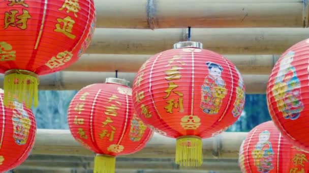Linternas de año nuevo chino colgando de madera de bambú, texto de bendición significa tener riqueza y feliz
 - Metraje, vídeo