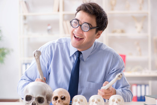 Profesor loco divertido estudiando esqueleto humano - Foto, imagen