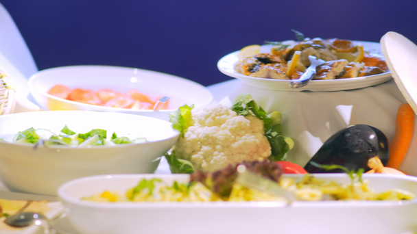 Restaurant gasten samenstellen voedsel aan een buffet - Video