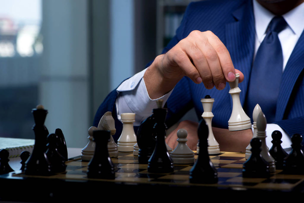 Empresario jugando ajedrez en concepto de estrategia - Foto, imagen