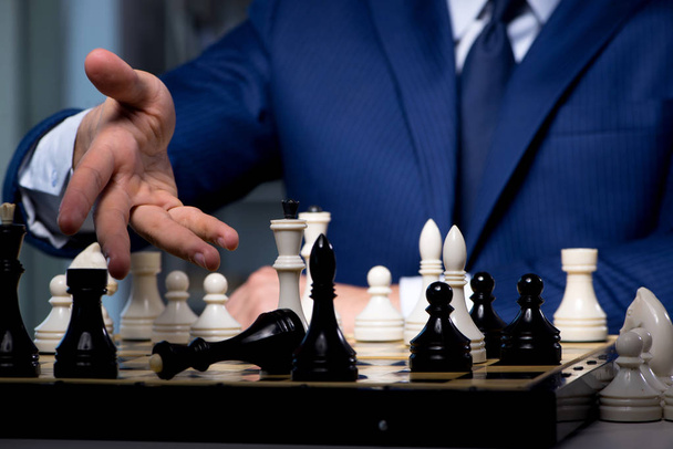 İş adamı strateji konseptinde satranç oynuyor - Fotoğraf, Görsel