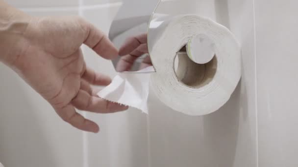 Γυναίκα χρησιμοποιώντας το χαρτί τουαλέτας. - Πλάνα, βίντεο
