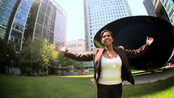 Joven mujer de negocios de la ciudad celebra lograr sus ambiciones
 - Metraje, vídeo