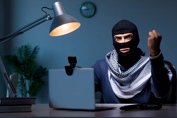 Hacker φορώντας μάσκα balaclava hacking υπολογιστή - Φωτογραφία, εικόνα