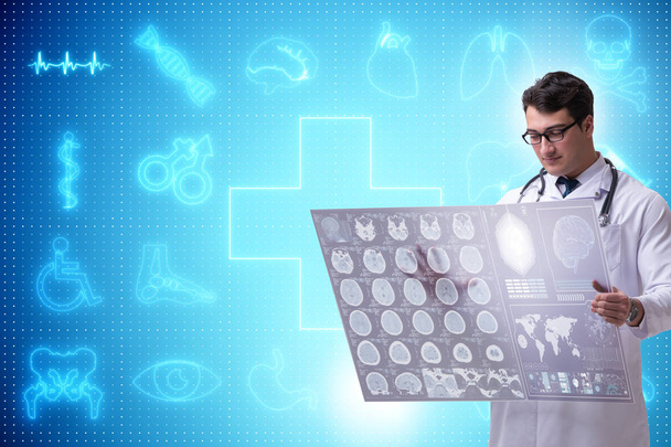 Concepto de telemedicina con el médico mirando la imagen de rayos X - Foto, Imagen