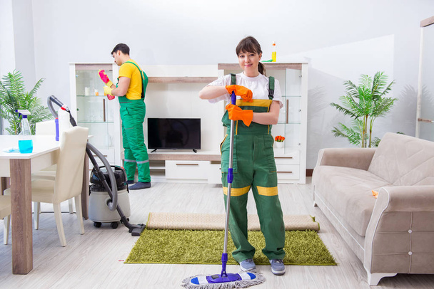 Уборка профессиональных подрядчиков, работающих в доме - Фото, изображение