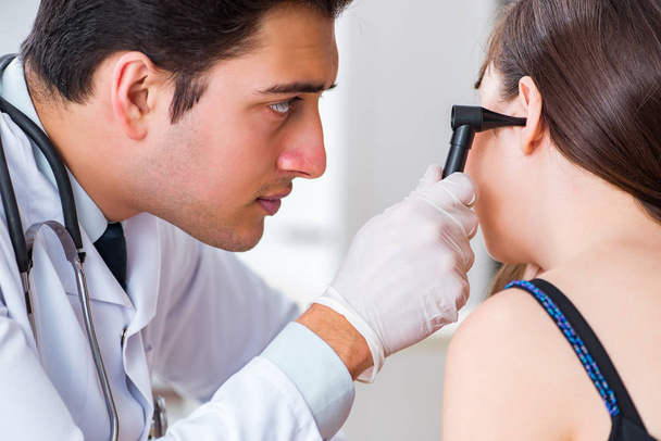 Lékař kontroluje pacienty ucho během lékařské prohlídky - Fotografie, Obrázek