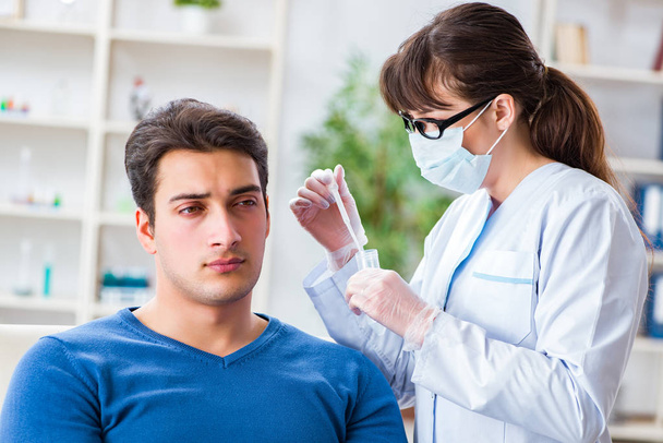 Médico revisando el oído de los pacientes durante el examen médico - Foto, Imagen
