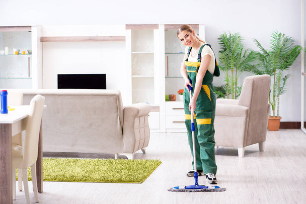 Mujer limpiadora femenina piso de limpieza - Foto, Imagen