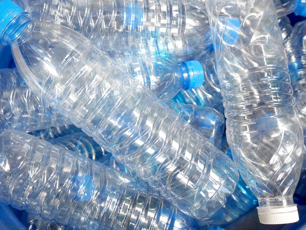 Pusta woda butelkowana w duże Wiadro do recyklingu - Zdjęcie, obraz