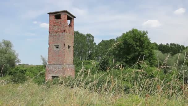 Oude verlaten uitkijktoren onder gras vegetatie overwoekerd. Oude bakstenen kijken toren is met uitzicht op de oude grensovergang van Europa naar Azië. - Video