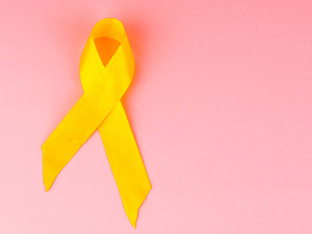 Keltainen syöpä tietoisuutta nauha symbolina lapsuuden syöpä tietoisuutta, tukea joukkojen nauha
. - Valokuva, kuva