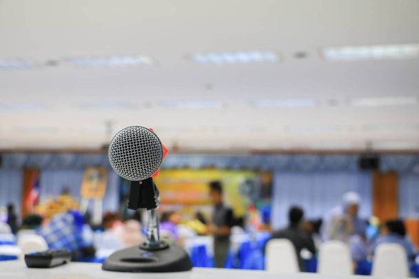 micrófono Primer plano en la sala de conferencias: Seleccione el enfoque con poca profundidad de campo
. - Foto, Imagen