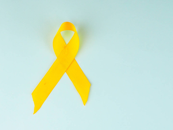 Nastro giallo di consapevolezza del cancro come simbolo di consapevolezza del cancro infantile, Sostenere il nastro truppe
. - Foto, immagini