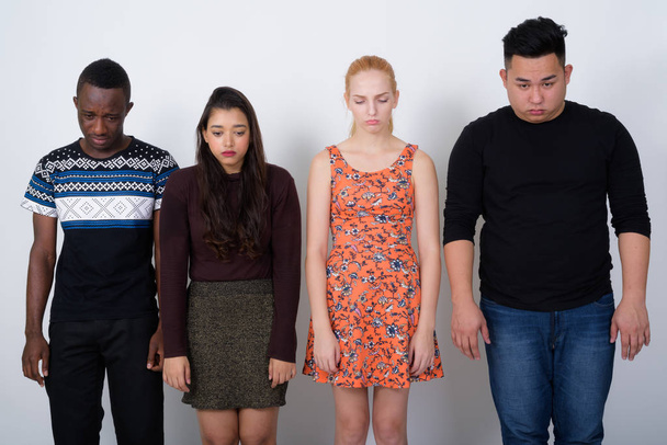 Captura de estudio de diverso grupo de amigos multiétnicos que se ven tristes
 - Foto, imagen