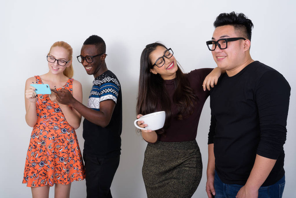 Estudio toma de feliz diverso grupo de amigos multiétnicos smili
 - Foto, Imagen