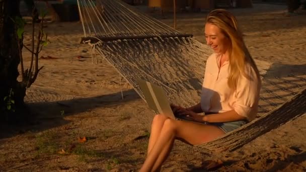 Zwolnionym tempie architekt młoda kobieta z laptopa, cieszące się dobrą nowinę. - Materiał filmowy, wideo