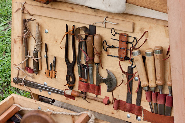 utensili per la lavorazione del legno di falegnameria antica - vecchie attrezzature per la produzione artigianale del legno
 - Foto, immagini