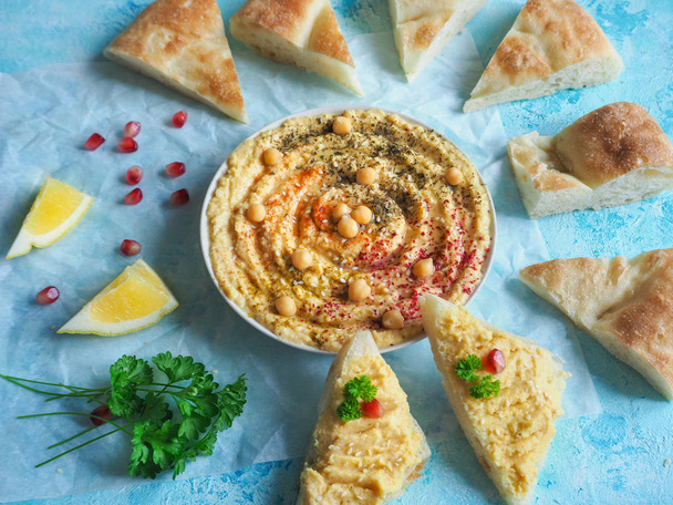 Antipasto tradizionale mediorientale Hummus servito con pane fresco di pita ed erbe aromatiche
 - Foto, immagini