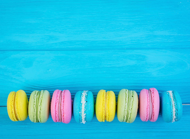 Vynikající barevné macaron koláče na dřevěné pozadí - Fotografie, Obrázek