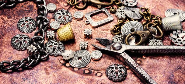 Elegante joyería femenina hecha de cadenas, perlas y colgantes.Diseño y bijouterie
 - Foto, imagen