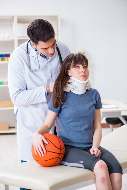 Joueuse de basket-ball médecin visiteuse après blessure - Photo, image