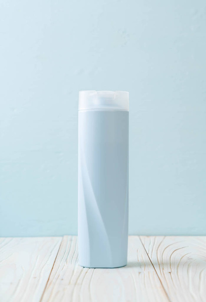 shampoo bottle and conditioner bottle on wood background - Valokuva, kuva
